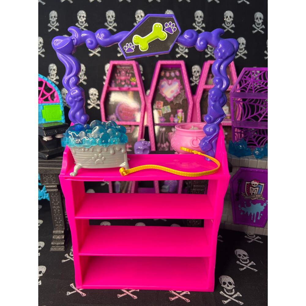 Monster High Large Lot of Mixed Playset Parts and Furniture - Picture 7 of 10